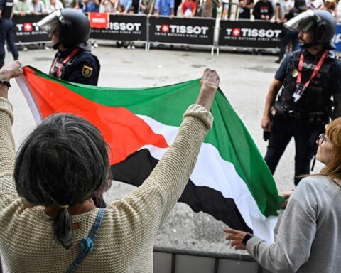 Des manifestants pro-Palestine interrompent la Vuelta 2025 lors de l'ascension de l'Angliru