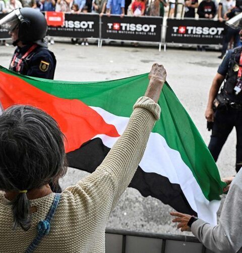 Des manifestants pro-Palestine interrompent la Vuelta 2025 lors de l'ascension de l'Angliru