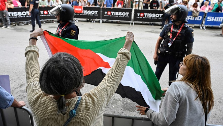Des manifestants pro-Palestine interrompent la Vuelta 2025 lors de l'ascension de l'Angliru