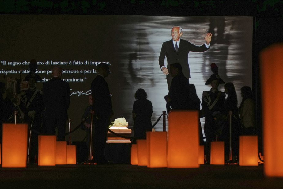 Des milliers de personnes rendent hommage à Giorgio Armani à Milan lors de la veille de ses funérailles