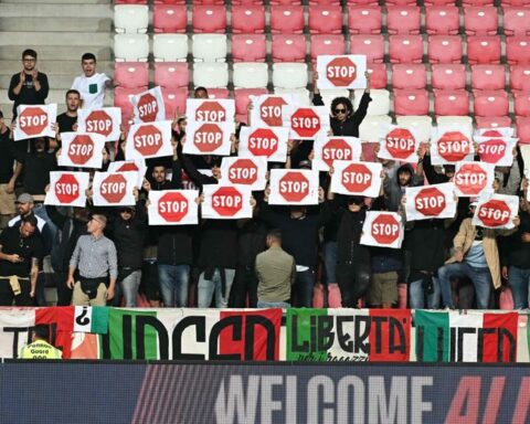 Des supporters italiens protestent en brandissant des pancartes pendant l'hymne israélien à Debrecen