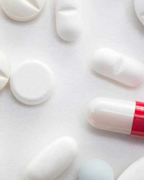 Donald Trump remet en question la sécurité du paracétamol pendant la grossesse, suscitant des réactions médicales