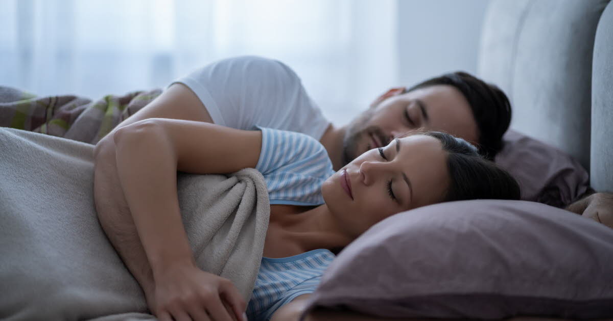 Dormir à deux améliorerait la qualité du sommeil et la santé, selon une étude américaine