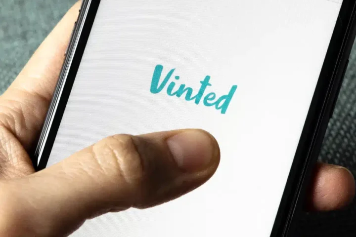 Elle publie 102 annonces sur Vinted en 24 heures grâce à ChatGPT et réalise un bénéfice de 685 euros.