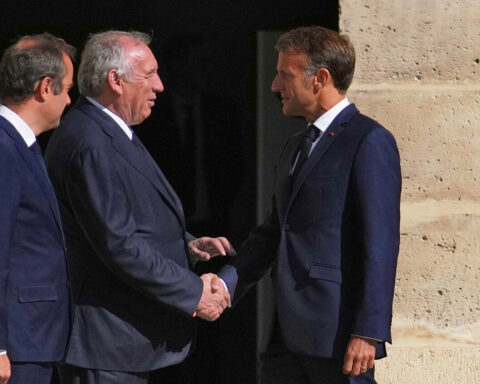 Emmanuel Macron prendra acte de la démission de François Bayrou et annoncera un nouveau Premier ministre prochainement