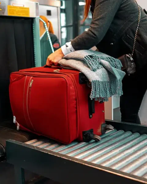 Fin de la limite de 100 ml : les passagers de cet aéroport peuvent désormais embarquer avec jusqu'à deux litres de liquides.