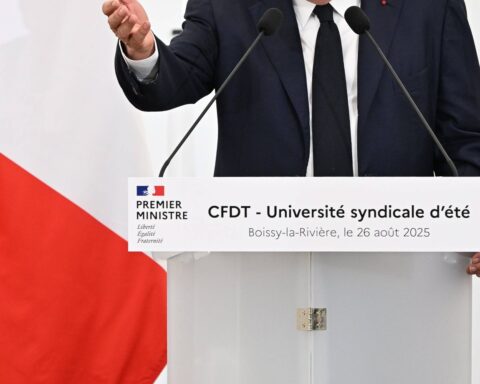 François Bayrou critique le PS tout en appelant à l'unité politique avant le vote de confiance
