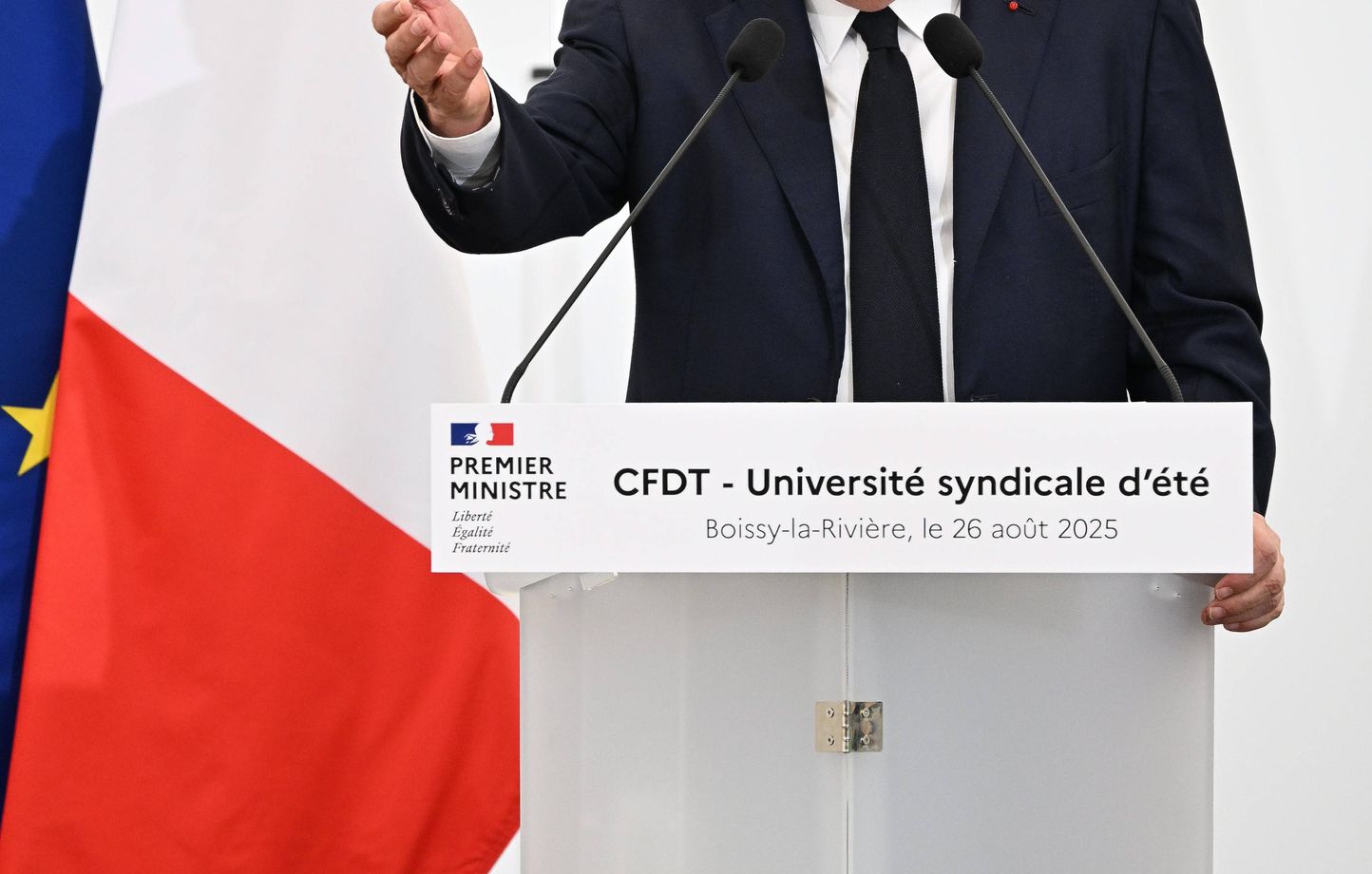 François Bayrou critique le PS tout en appelant à l'unité politique avant le vote de confiance
