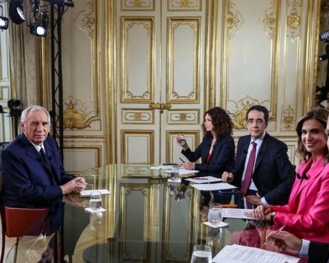 François Bayrou défend sa position avant le vote de confiance du 8 septembre, malgré l'opposition généralisée