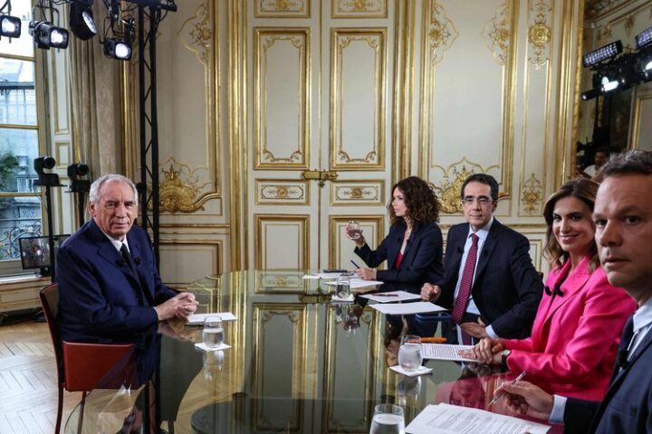 François Bayrou défend sa position avant le vote de confiance du 8 septembre, malgré l'opposition généralisée
