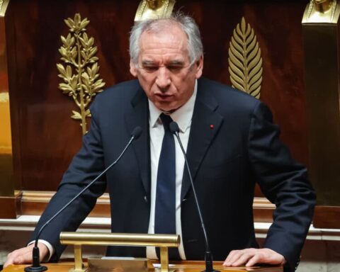 François Bayrou échoue à obtenir la confiance et annonce son départ.