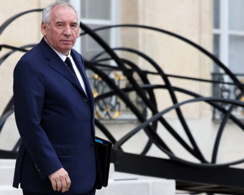 François Bayrou maintient sa ligne malgré la menace d'un vote de confiance crucial à Matignon