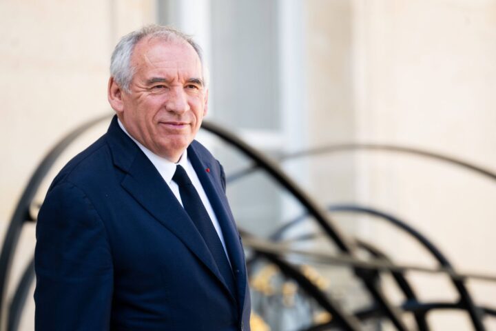François Bayrou tente de rallier les partis avant un vote crucial au Parlement