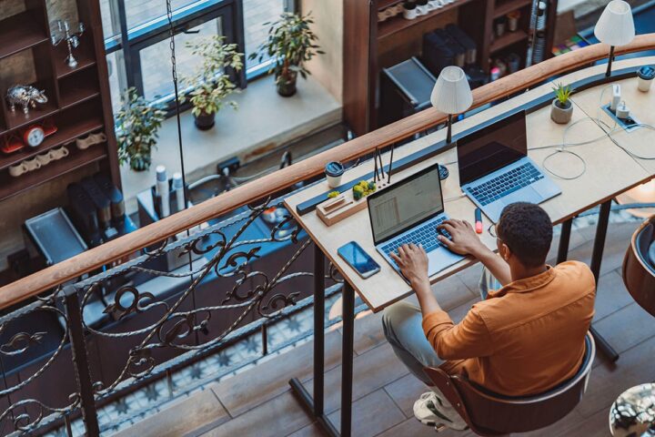 Freelance : guide pour calculer son salaire avec une simulation du taux journalier moyen brut.