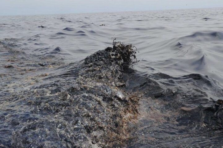 Fuite sur un pétrolier russe : une marée noire menace la Crimée avec 10 tonnes déversées