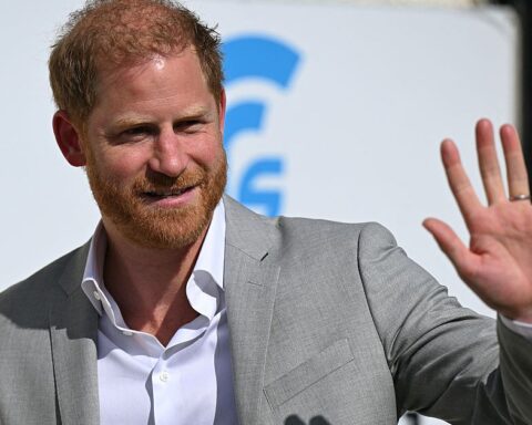 Harry peut-il améliorer ses relations avec sa famille royale lors de sa visite au Royaume-Uni ?