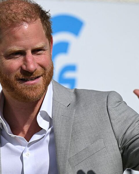 Harry peut-il améliorer ses relations avec sa famille royale lors de sa visite au Royaume-Uni ?