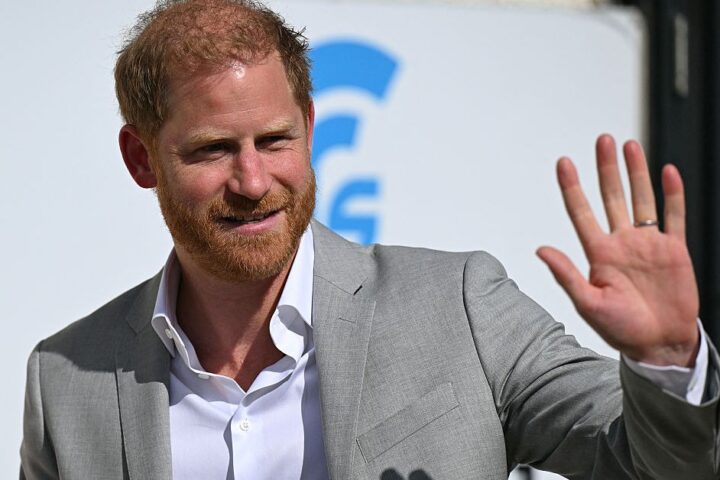 Harry peut-il améliorer ses relations avec sa famille royale lors de sa visite au Royaume-Uni ?