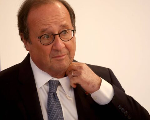 Hollande appelle Lecornu à un compromis avec le PS pour redresser les comptes publics