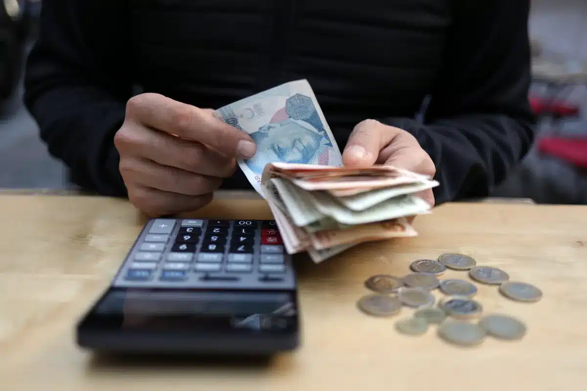 Il croyait planifier sa retraite avec ChatGPT, mais il se retrouve ruiné.