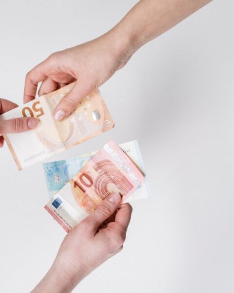 Inflation en France : l'Insee souligne un retour fragile à la normalité.
