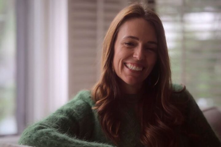 Jacinda Ardern évoque l'empathie et le leadership dans son documentaire intime