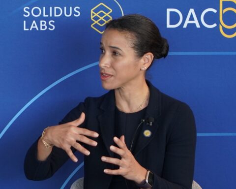 La directrice de la NYDFS, Adrienne Harris, quittera le régulateur new-yorkais le 17 octobre 2025