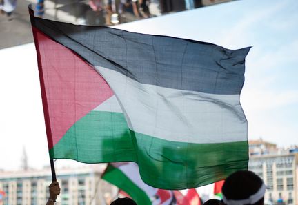 La maire communiste de Malakoff défie une décision judiciaire en maintenant le drapeau palestinien à l'hôtel de ville