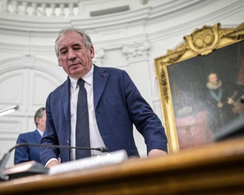 La polémique autour de la rénovation du bureau de François Bayrou à Pau suscite des critiques publiques