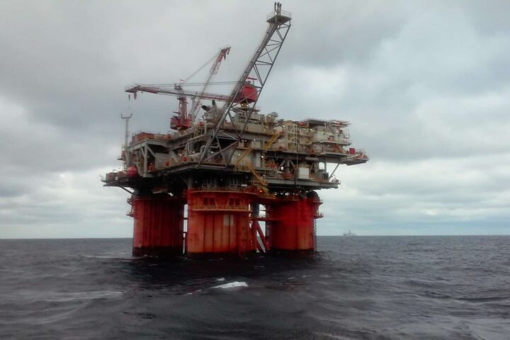 La Russie assure des approvisionnements en hydrocarbures à la Chine grâce à sa flotte maritime discrète.