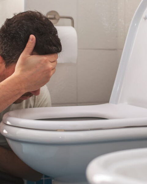 L'alcool en excès : pourquoi le corps réagit par des vomissements