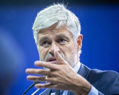 Laurent Wauquiez signe la pétition de Philippe de Villiers pour un référendum sur l’immigration