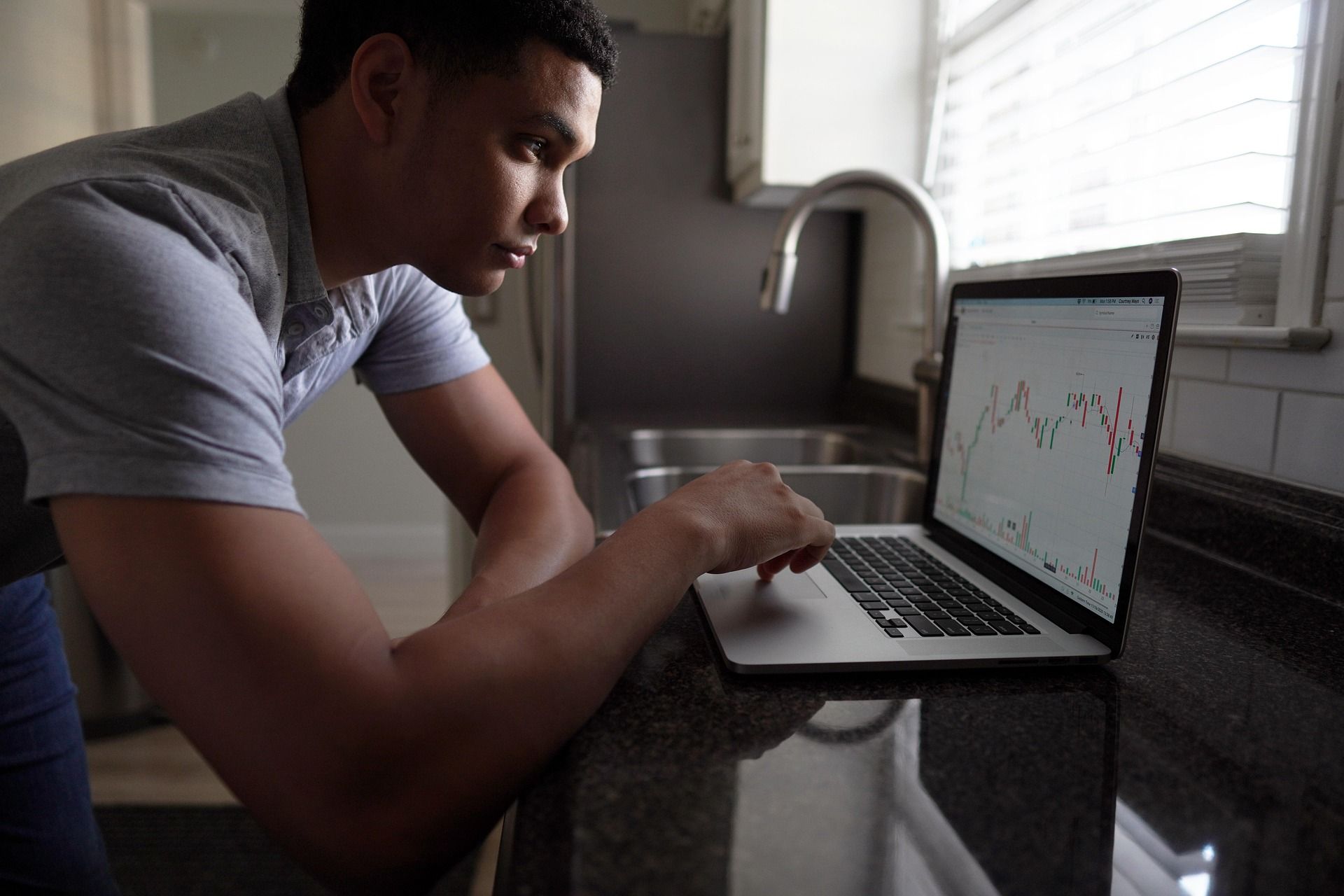 Le bitcoin dépasse 112 000 $ alors que les traders se préparent pour une semaine de données