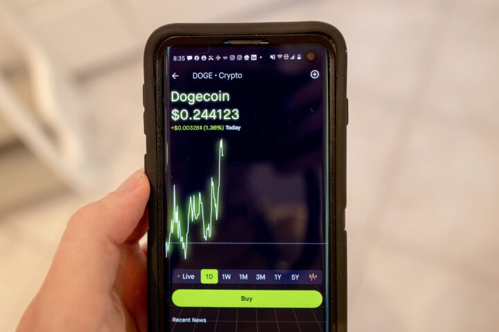 Le Dogecoin se rapproche de Wall Street avec un ETF prévu pour lancement cette semaine