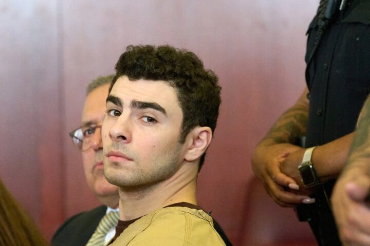 Le juge de New York rejette deux charges de meurtre liées au terrorisme contre Luigi Mangione