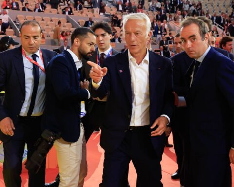 Le Medef se proclame « vrais insoumis », Mélenchon réagit vivement