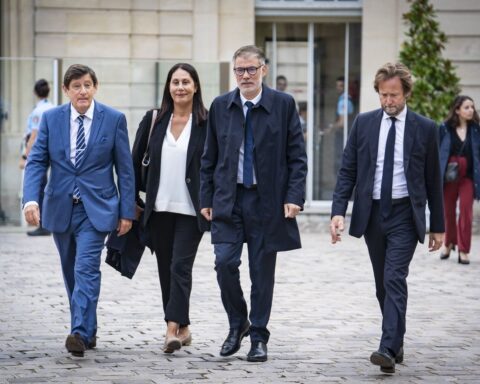 Le Parti socialiste renforce sa position dans le débat politique après la chute de François Bayrou