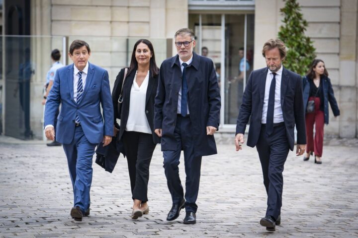 Le Parti socialiste renforce sa position dans le débat politique après la chute de François Bayrou