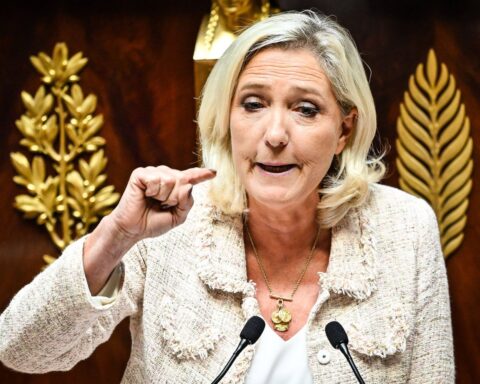 Le Pen et Mélenchon critiquent Macron après la dégradation de la note de la France par Fitch