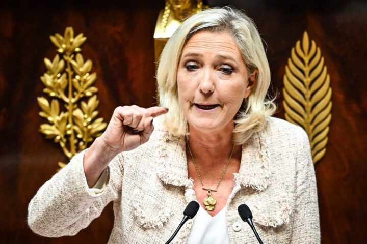 Le Pen et Mélenchon critiquent Macron après la dégradation de la note de la France par Fitch