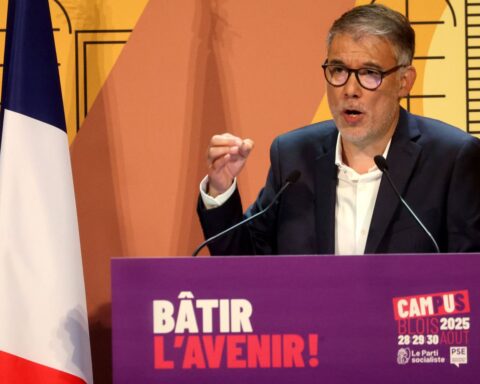 Le PS défend son intégrité face à des accusations de collusion avec des journalistes