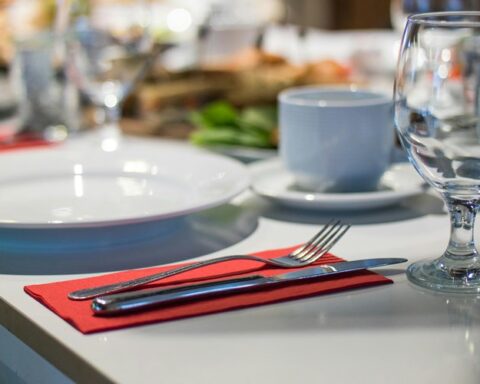 Le tribunal juge abusif le licenciement d'un salarié surpris au restaurant pendant un arrêt maladie