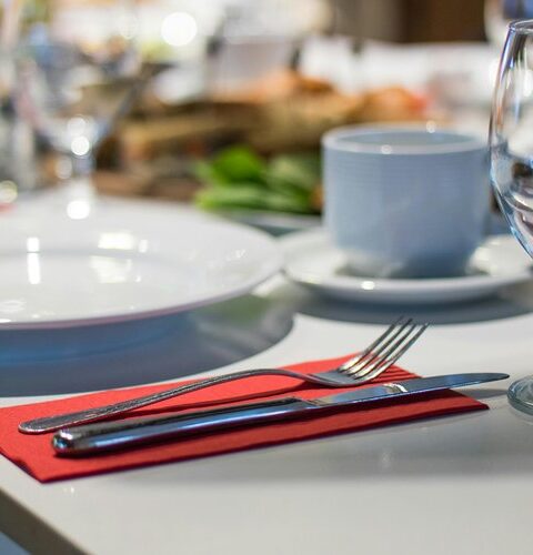 Le tribunal juge abusif le licenciement d'un salarié surpris au restaurant pendant un arrêt maladie