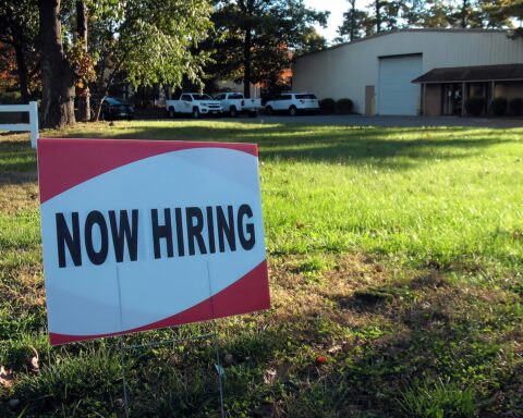 L'emploi aux États-Unis : 22 000 nouveaux postes en août, taux de chômage à 4,3 %