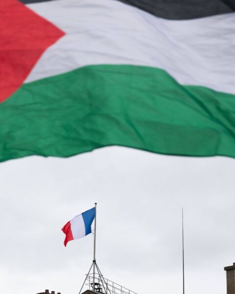 Les débats politiques français s'intensifient sur le pavoisement des mairies avec des drapeaux palestiniens