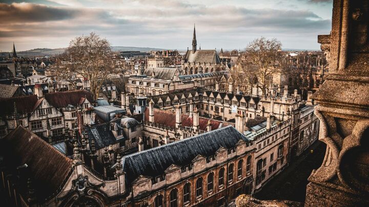 Les étudiants au Moyen Âge : entre festivités et violences mortelles en Angleterre
