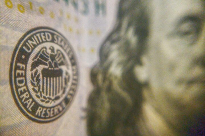 Les flux records dans les ETFs traditionnels et crypto pourraient réduire l'influence de la Fed