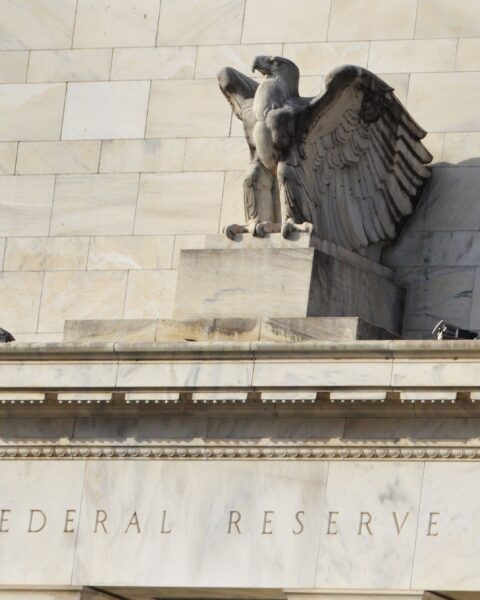 Les parieurs de Bitcoin misent sur une baisse des taux de la Fed pour abaisser les rendements obligataires, mais un piège demeure