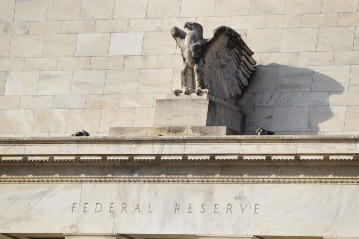 Les parieurs de Bitcoin misent sur une baisse des taux de la Fed pour abaisser les rendements obligataires, mais un piège demeure