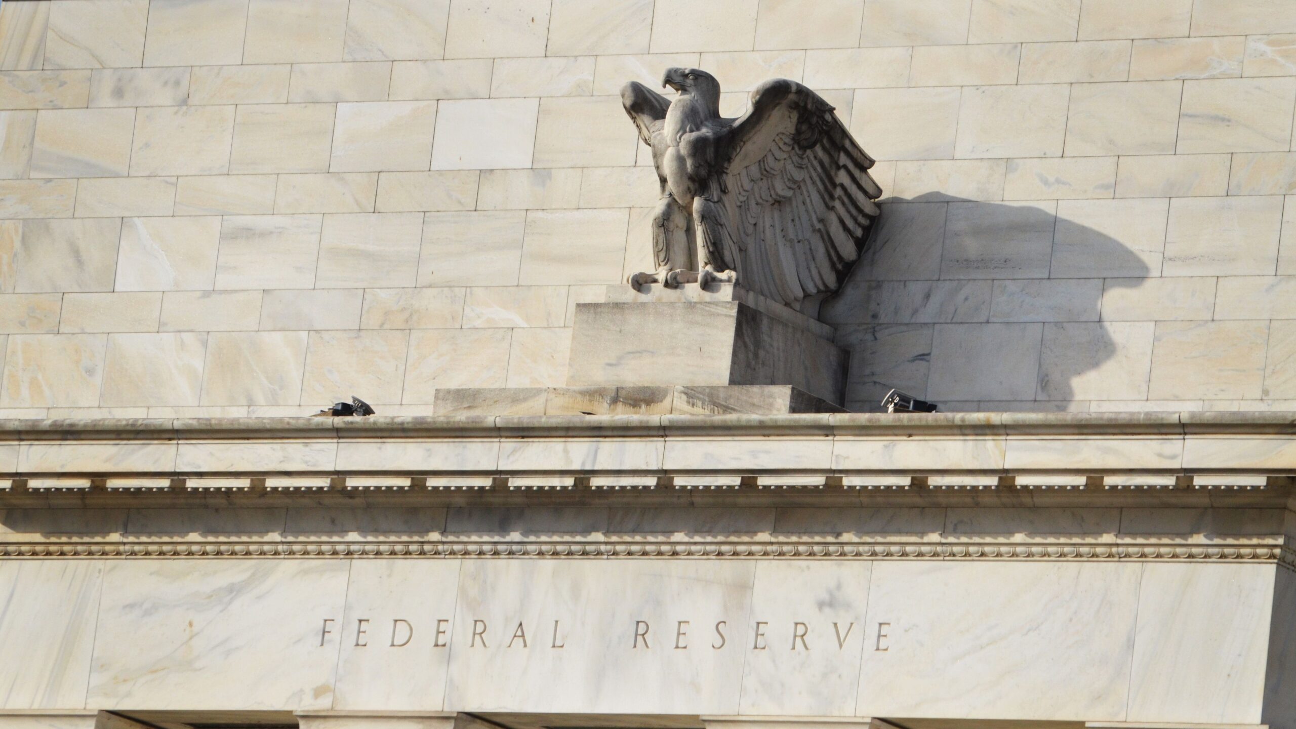 Les parieurs de Bitcoin misent sur une baisse des taux de la Fed pour abaisser les rendements obligataires, mais un piège demeure